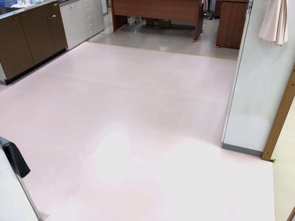 販売している塩ビ用UV塗料の塗布前